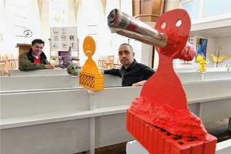 Großschirma: Ungewöhnliches Kunstprojekt in Kirche beginnt - Die in der Großschirmaer Kirche ausgestellten Arbeiten des Leipziger Künstlers Sebastian Jung (r.), im Bild mit Pfarrer Justus Geilhufe, sollen zur Auseinandersetzung mit Themen wie Krieg/Frieden und Stadt/Land anregen. 