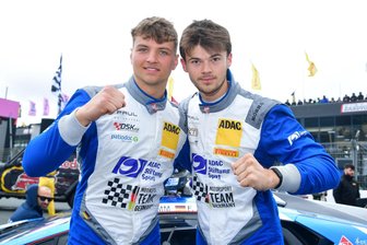 Großschirmaer Rennpilot feiert in niederländischen Dünen den ersten Saisonsieg - Simon Connor Primm (l.) und Finn Zulauf hatten in Zandvoort viel Grund, zu jubeln.