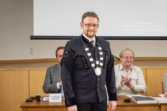Großschirmas Bürgermeister Rolf Weigand und seine umstrittene Amtskette - Rolf Weigand (AfD) trug bei seiner Vereidigung als Großschirmaer Bürgermeister am 28. Oktober 2024 zum ersten Mal die Amtskette der Stadt Großschirma.