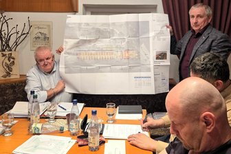 Großspeicher-Anlage im Vogtland für Strom aus Windkraft geplant - Ortsvorsteher Andreas Oberlein und Bürgermeister Axel Markert mit dem Plan für den Speicher.