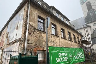 Großspende aus Amerika: Rettung des Trampeli-Hauses in Adorf kommt in die Gänge - Im Schatten der Adorfer Johanniskirche, aber auch mit weiter großen Sanierungsbearf und vielen Initiativen längst im Licht: Das Bemühen um Erhalt und Sanierung des Trampeli-Hauses in Adorf findet zunehmend Unterstützer. Eine Großspende aus den USA hat für besonders viel Freude beim Verein Klassische Musik Adorf gesorgt.