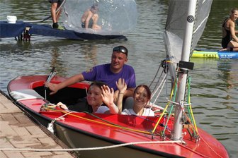 Großteich in Geringswalde erlebt unverhofften Ansturm - Tim Heller vom Marineclub Lauenhain dreht mit dem Segelboot seine Runden. Die Besatzung wechselt regelmäßig.
