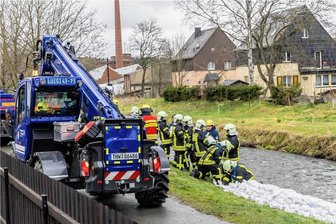 Großübung im Erzgebirge: THW trainiert für Hochwasser - Ein Teleskoplader half den Kameraden vom THW und der Feuerwehr. Diese errichteten eine Mauer aus  Sandsäcken an der Zschopau. 