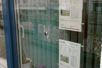 Großvermieter attackiert - Einschlusslöcher in Fensterscheiben - Fensterscheiben der CWG-Büros mit den Einschusslöchern