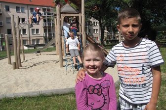 Großvermieter baut für die Jüngsten - Neben Mia Lena und Luca freuen sich rund ein Dutzend weiterer Kinder aus dem Wohngebiet über das aufgefrischte Areal.