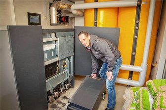 Großvermieter in Mittelsachsen zum Heizungsgesetz: Steigen die Mieten? - In den Häusern der Wohnungsgenossenschaft Flöha und Umgebung sind zu 60 Prozent Pettetheizungen in Betrieb, wie sie Vorstandsvorsitzender Daniel Kästner zeigt. 