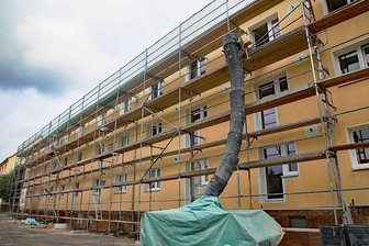 Großvermieter in Werdau macht zum zweiten Mal in Folge Gewinn - Der Großvermieter investiert weiter und stattet in diesem Jahr unter anderem den Wohnblock Holzstraße 25-29 mit Balkonen aus.