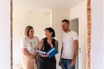 Großvermieter peppt Bestand nach Wunsch der Mieter auf - Die WGM lässt zwei kleinere Wohnungen zu einer großen Wohnung zusammenlegen. Theresa und Rico Bernhardt freuen sich bereits jetzt darauf, bald einziehen zu können. Kundenbetreuerin Annett Hofmann (Mitte) geht mit beiden auf der Baustelle die Ausbaupläne durch.