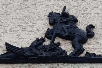 Großvermieter plant nächste Sanierung - Detail über dem Eingang: Ritter Georg und Drache aus dem Stadtwappen. Die auf Simsen links und rechts geplanten Statuen wurden nie realisiert.