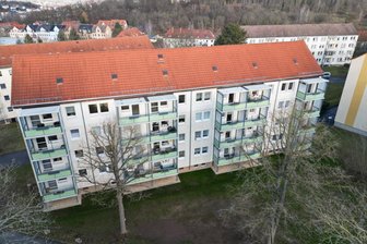 Großvermieter schrumpft sich gesund: Abriss am Kranzberg und neue Balkons im Werdauer Osten - Wie hier am Richard-Wagner-Platz in Werdau erhalten nach und nach die Wohnblocks der Genossenschaft moderne Balkonanlagen. Dafür nimmt der Großvermieter viel Geld in die Hand. Der Vorstand verbindet damit eine Aufwertung der Häuser.