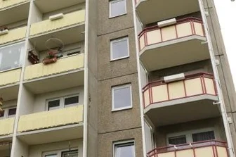 Großvermieter setzt 2021 auf Werterhalt - In Sonnenleithe wurden Häuser, hier Am Fichtbusch 72, mit Balkonen (r.) eines Abrissblocks aus Johann'stadt nachgerüstet. 