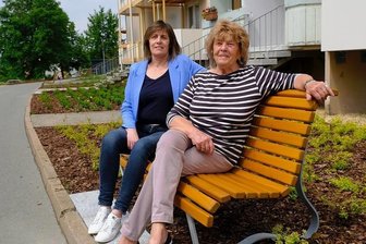 Großvermieter stellt Sitzbänke in Reichenbach auf - Carmen Brückner von der Woba und Mieterin Regina Fehlhauer auf einer der neuen Bänke an der Andreas-Schubert-Straße. 