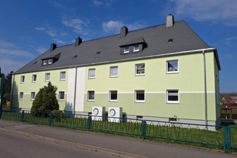 Großvermieter wertet Pilotprojekt in Flöha aus: Taugt die Wärmepumpe als Sparbüchse? - Das Pilotprojekt-Doppelhaus in Flöha: Links heizt eine Erdgas-Therme, rechts wurden Wärmepumpen angeschlossen. Der Vergleich des Energieverbrauchs ergab ein überraschendes Resultat.