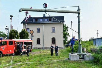 Großvoigtsberg: Wie der Museumsbahnhof ein Jubiläum vorbereitet - Vorbereitungen für das Jubiläum der Bahnstrecke Freiberg – Nossen: Am Museumsbahnhof in Großvoigtsberg fand eine Übung der Freiwilligen Feuerwehr Großvoigtsberg unter der Leitung des stellvertretenden Wehrleiters Eric Müller statt. Dabei wurde das Befüllen des Wassertanks einer Dampflokomotive geprobt.