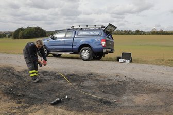Großwaltersdorf: Leiche in ausgebranntem Auto gefunden - Kriminaltechniker untersuchten am Samstag den Brandort.