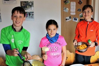 Großwaltersdorf: Skinachwuchs kennt keine Ferien - Tom Höber, Anna-Lena Götze und Collin Pohler (v.l.) hatten an einem Tag gemeinsamen Küchendienst. Foto: Knut Berger