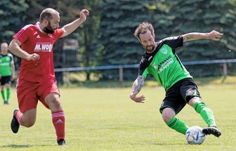 Großwaltersdorfer Coach mit gelungenem Abschied - Die Großwaltersdorfer um Marc Meyer (r.) revanchierten sich für die 1:3-Hinspielniederlage. Links der Rochlitzer Christopher Elsel. 