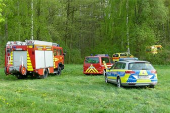 Großweitzschen: Bewusstloser Mann nahe der Freiberger Mulde bei Westewitz aufgefunden - Zu einem Einsatz von Feuerwehr, Polizei und Rettungsdienst kam es am Sonntag gegen 17.30 Uhr im Großweitzschener Ortsteil Westewitz in Mittelsachsen. Ein 31-jähriger Mann war in deinem Waldstück nahe der Freiberger Mulde bewusstlos aufgefunden worden.