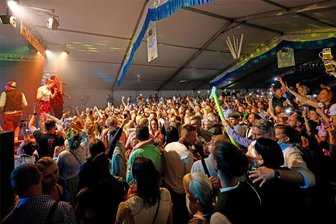 Großzügige Partymacher, Mofas und Warnung vor Ticketfälschung: Warum das „Croctoberfest“ so besonders ist - So wie hier im Jahr 2022 wird das Festzelt beim „Croctoberfest“ wieder aus allen Nähten platzen.