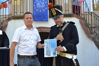 Großzügige Spender: Mittweidaer Benefizgala sammelt Geld für lokale Projekte - Jan Held erhielt von Detlev Müller ein Foto der Paradeschärpe für die Bürgerwehr in Hainichen von 1848.