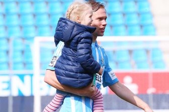 Grotes Geniestreich reicht nicht zum Sieg - Der Papa als Torschütze: Dennis Grote mit Tochter Lia nach dem Spiel.