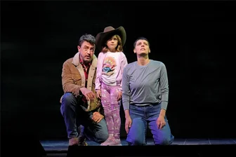 „Grounded“ im Freiberger Kinopolis: Metropolitan Opera live in HD zwischen Höhenflug und Absturz - Die unglückliche Familie. Ben Bliss und Emily D'Angelo mit Operntochter Lucy LoBue.