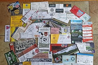 Groundhopper aus Glauchau: 28.000 Kilometer für den Fußball - Ein kleiner Auszug aus der umfangreichen Kartensammlung des Fußball- und Eishockeyfans.