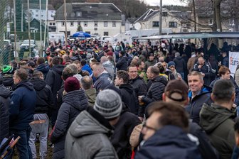 Groundhopping-Spektakel im Vogtland: Mehr als 1000 Menschen aus ganz Deutschland strömen zu einer Schafweide - Über tausend Fans strömten am Sonntag zu dem Fußballspiel zwischen Heinsdorf und Reichenbach nach Unterheinsdorf. Viele reisten von sehr weit weg an.