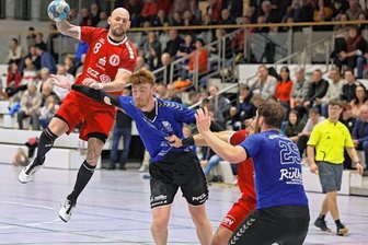 Grubenlampe leuchtet nur 20 Minuten - Adam Krejcirik (am Ball) war in Glauchau mit sechs Treffern bester Schütze des ZHC Grubenlampe.