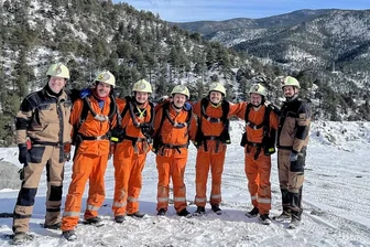 Grubenretter aus Freiberg holen Silber in den USA - Die Freiberger beim Wettbewerb: Prof. Helmut Mischo (v. l.), Markus Fischer (Co-Captain), Erik Farys (Lead Medic), Patrick Reimann (Map Man), Daniel Sensenschmidt (Gas Man), Matthias Schultheis (Captain) und Trainer Georg Meißner. Foto: H. Mischo/TU