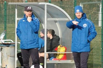 Grübelnd an die nächste Aufgabe - Das Trainerteam von Barkas Frankenberg mit André Rother und David Tuschy (r.) klagt vor dem Spitzenspiel gegen Geringswalde noch über Personalsorgen. Dennoch soll sich das Team für die 1:2-Niederlage beim Hainichener FV vor zwei Wochen rehabilitieren. 