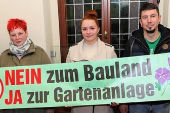 Grün statt Eigenheime: Kampf von Kleingärtnern wird belohnt - Mit diesem Banner kämpften unter anderem Thomas Schletter, Rebekka Colditz, Nancy Schulz und René Haar (von links) um ihre Kleingartenanlage. Die Stadträte zeigten sich beeindruckt. 