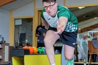 Grün-Weiß schlägt Zweitligisten - Andy Spranger kam im Startpaar für Grün-Weiß zum Einsatz und sorgte dort gleich für den Tagesbestwert der Gastgeber. Sein Team war damit früh auf Kurs in Richtung Achtelfinale.