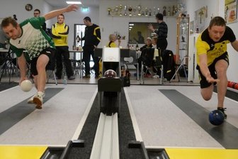 Grün-Weiß verliert Vogtlandderby deutlich - Der Auerbacher Christian Steiner (rechts) erzielte mit 611 Kegeln die Tagesbestleistung und ließ dem Grün-Weißen Thomas Großer (540) kaum eine Chance.