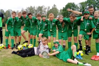 Grün-Weiße behalten die Nerven - Die D-Junioren der SG Jahnsdorf/Burkhardtsdorf sind Kreismeister. Das Endspiel gegen Mitteldorf ging bis ins 9-Meter-Schießen.