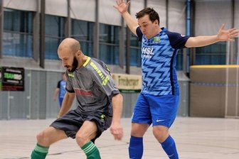 Grün-Weiße holen sich Futsal-Titel - Spielte früher beim Chemnitzer FC: Routinier Michael Mühlberg (l.) von Futsal-Kreismeister Grün-Weiß Niederwiesa II schirmt im Finale den Ball gegen den Muldaer Rene Keller (r.) ab.