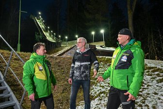 Grünaer Skisprung-Verein plant Nachwuchszentrum - Uwe Haustein, Peter Schulz und André Müller vom Wintersportverein Grüna vor der Gußgrundschanze.