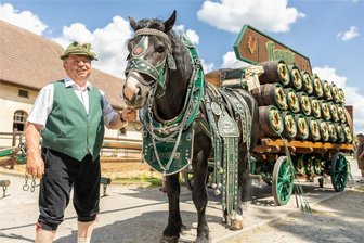 Grünbach lädt zum Feiern - vier tolle Festtage auf dem Kirmesplatz - Das Wernesgrüner Traditionsgespann führt den Umzug in Grünbach an. Im Bild: Stalmeister Gert Opel.