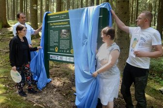 Grünbach: Neue Info-Tafel am Rehhübel ist erst der Anfang - Feierlich enthüllt: Die Infotafel am Rehhübel. Von links: Bürgermeister Ralf Kretzschmann, Gestalterin Petra Gronem-Schlosser, Regionalmanagerin Franziska Thoß und Ortschronist Jan Hartmann.