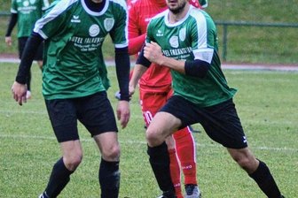 Grünbach untermauert Favoritenrolle - Die beiden Grünbacher Matchwinner im Bild: Brandon Sandner (links) traf gleich viermal gegen den Leubnitzer SV, den fünften Treffer beim 5:1-Heimsieg im Spitzenspiel der Vogtlandklasse markierte Grünbach-Falkensteins Kapitän Dustin Dick. Die SpVgg bleibt damit weiter auf dem 1. Platz, Leubnitz rutscht auf Rang 3 ab.
