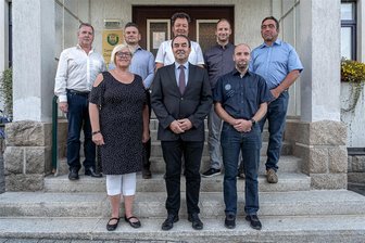 Grünbach: Warum bei der Wahl ein Fraktionskollege den Bürgermeister herausfordert - Er will den Platz in der Mitte: Gemeinderat Silvio Baumgarten (hinten, links) will Bürgermeister von Grünbach werden. Dort steht jetzt Ralf Kretschmann. Bei der Wahl am 5. November wird die Platzfrage entschieden.