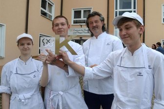 Grünbacher Azubi-Köche sind Vorbild für 230 Heimküchen in Deutschland - Samantha Peters (3. Lehrjahr), Felix Wirth (Jungkoch, 2. von links), Benedikt Morgner (2. Lehrjahr) und ihr Küchenmeister Istvan Velez haben sich das „Goldene K“ verdient. Velez bildete im „Phönix“ bisher sechs Koch-Azubis aus.
