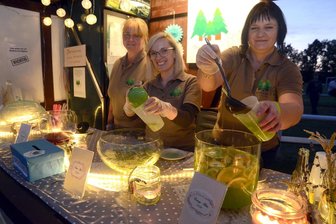 Grünbacher feiern bei Kirmes vier Tage bis in die Nacht - Sie hatten beim Verkauf ihrer Bowle-Spezialitäten an der "Griebacher Bowle Bar" bei der Kirmes im Vorjahr viel zu tun: Kerstin Willam, Melanie Pohl und Yvonne Mich (von links).