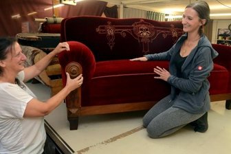 Grünbacher Firma Jacob verlegt sich aufs Polstern - Das Sofa, das Julia Rammler (rechts) neu polsterte, ist etwa so alt wie die Grünbacher Gardinenkonfektion, gegründet von Ururgroßvater Emil Max Jacob. Heike Rammler (links) wird den Betrieb an die Tochter übergeben. 