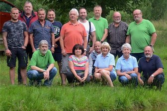 Grünbacher Freizeitangler setzen auf Nachhaltigkeit - Ein Teil der Grünbacher Angler an ihrem sanierten Teich an der Alten Muldenberger Straße. Insgesamt zählt der Verein 43 Mitglieder. 