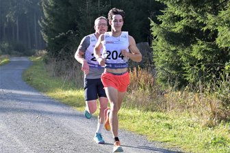 Grünbacher Herbstcrosslauf: Kopf-an-Kopf-Rennen gewinnt am Ende ein Treuener - Sieger Kajo Klug vom Treuener LV (vorn) und der Auerbacher Daniel Möckel lieferten sich über die zehn Kilometer ein spannendes Rennen.