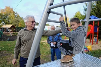Grünbacher Kinder freuen sich über die neue Seilbahn - Vor kurzem wurde auf dem Spielplatz an der Grünbacher Feuerwehr die neue Kinderseilbahn in Betrieb genommen. Im Bild gibt Klaus Körner Jannes Blank Starthilfe beim ersten Versuch. Dahinter beobachtet Werner Günther den Startversuch.