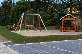 Grünbacher Kispi: Die Umgebung wird schöner - Ein schönes Umfeld zum Spielen und Verweilen lädt zum Kispi ein. Jetzt fehlen nur noch E-Ladesäulen.