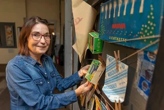Grünbacher Kunstsommer zeigt Verpackungsdesign der DDR - Petra Gronem-Schlosser vom Team der Alten Stickerei Grünbach, das dort bis Mitte September eine Ausstellung über Verpackungsdesign aus der DDR zeigt. Zu sehen sind Verpackungen, aber auch Werbematerial und Buchgrafik. 