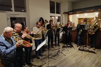 Grünbacher Posaunenchor bekommt den Bürgerpreis - Zum Dank für die Verleihung des Bürgerpreises brachte der Posaunenchor den Anwesenden ein Ständchen.